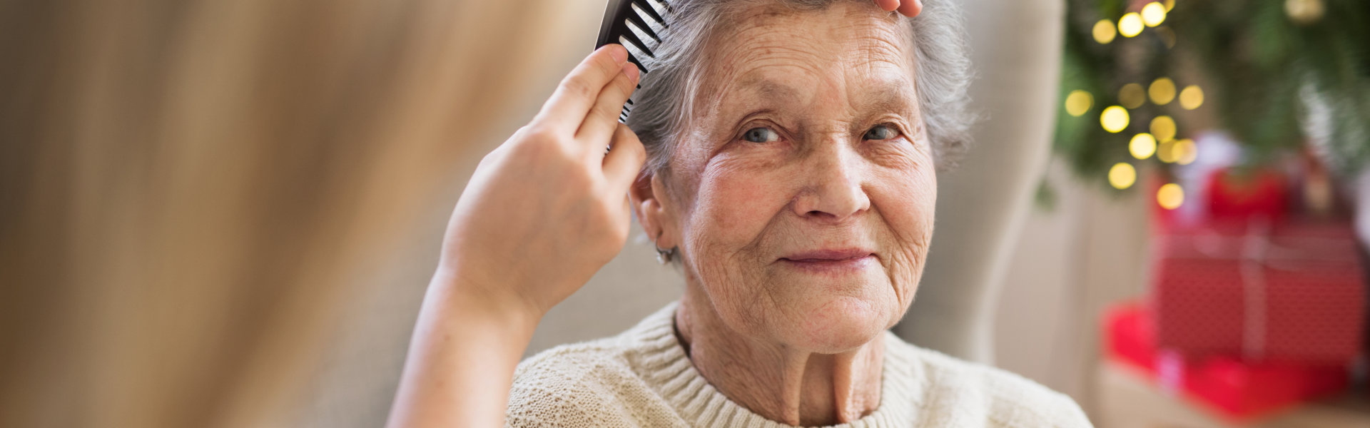 nurse comb her patients hair